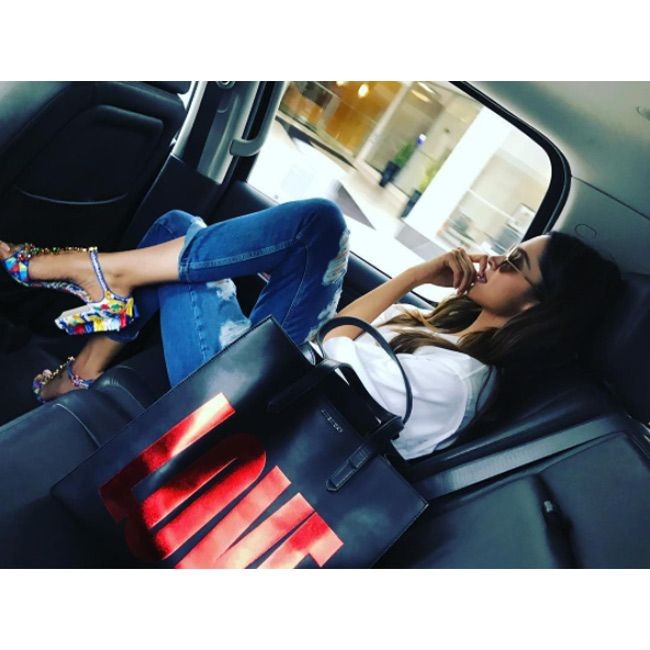 Deepika Padukone yang kini menjadi aktris paling populer di India memamerkan tas Givenchy bertuliskan LOVE. Tote bag tersebut harganya US$ 1.250 atau sekitar Rp 17 jutaan. Foto: Dok. Instagram viralbhayani, Instagram Deepika Padukone FC