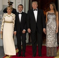 Momen glamor Melania berlanjut di malam harinya. Di acara jamuan malam resmi, Melania Trump mencuri perhatian dengan gaun sequined Chanel couture. Foto: Dok. Getty Images