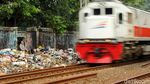 Sampah Menjulang Tinggi di Pinggir Rel Kereta Kramat Sentiong