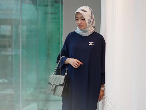 Bros Kecil Ini Banyak Dipakai Selebgram Hijab, Harganya Rp 10 Juta