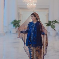 Bergaya dengan selendang batik, penampilannya lebih elegan. Foto: Instagram/@satuhatiphoto