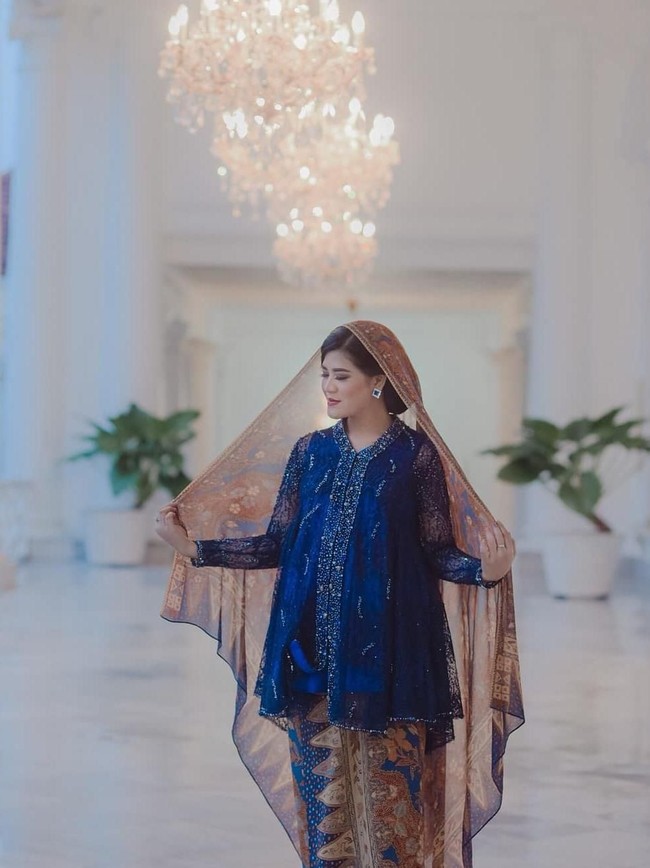 Bergaya dengan selendang batik, penampilannya lebih elegan. Foto: Instagram/@satuhatiphoto