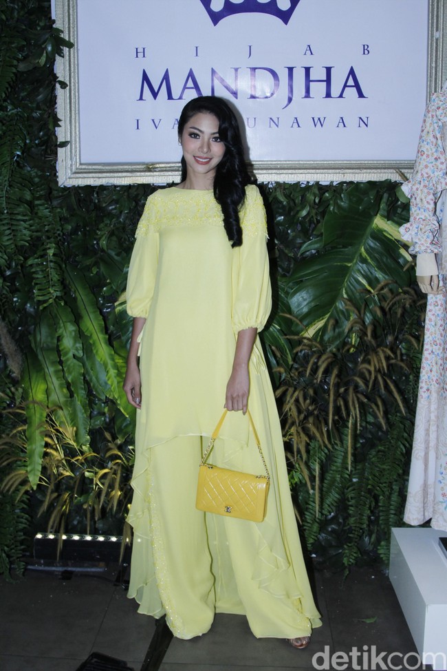 Momen spesial ini tentu saja tak dilewatkan oleh Faye Malisorn, perempuan berdarah Thailand yang disebut-sebut sebagai kekasih baru Ivan Gunawan. Foto: Muhammad Abduh/Wolipop