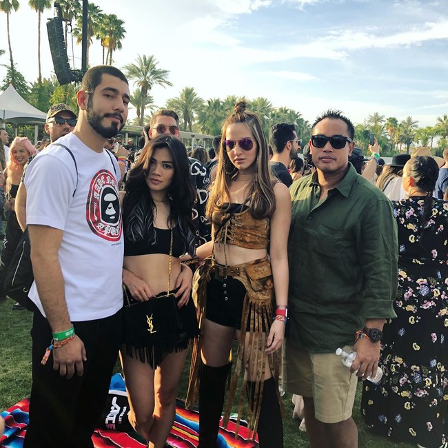 Adinda Bakrie kembali menjadi perhatian ketika berpose bersama Nia Ramadhani di acara musik Coachella pertengahan April 2018 kemarin. Adinda dan Nia sama-sama tampil stylish dengan busana khas penonton Coachella yaitu gaya Bohemian. Bedanya Adinda memakai bralet dan celana pendek hitam serta tas YSL, sedangkan Nia memadukan bralet dan celana pendek hitamnya dengan belt aksen fringe. Foto: Dok. Instagram Adinda Bakrie