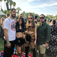 Adinda Bakrie kembali menjadi perhatian ketika berpose bersama Nia Ramadhani di acara musik Coachella pertengahan April 2018 kemarin. Adinda dan Nia sama-sama tampil stylish dengan busana khas penonton Coachella yaitu gaya Bohemian. Bedanya Adinda memakai bralet dan celana pendek hitam serta tas YSL, sedangkan Nia memadukan bralet dan celana pendek hitamnya dengan belt aksen fringe. Foto: Dok. Instagram Adinda Bakrie