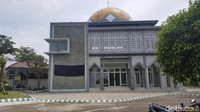 Saat detikcom datang, Rabu (25/4/2018), kaligrafi tersebut tertutup kain hitam. Bahannya transparan, sehingga dari dekat masih bisa terlihat nama Al-Robithoh. (Foto: M Aminudin/detikcom)