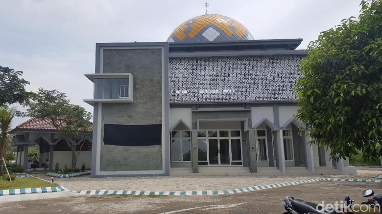 Kaligrafi di Masjid Bandara Malang yang Disebut Mirip Salib Ditutup Kaligrafi di Masjid Bandara Malang yang Disebut Mirip Salib Ditutup