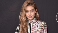 Berbeda dari sang adik, Gigi Hadid mengidap penyakit autoimun kronis Hashimotos. Penyakit ini menyerang kelenjar tiroid sang model, membuatnya kurus kering yang sempat dikira kecanduan obat dan anoreksia oleh penggemarnya.  Foto: dok. Getty Images