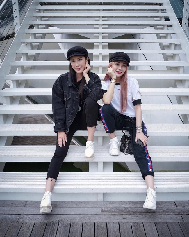Bergaya memakai topi, sneakers dan jaket denim, Jamie Chua tampak seperti teman pergaulan sang putri. Foto: Instagram/ec24m