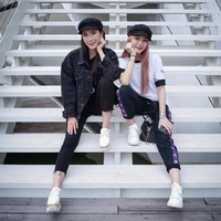 Bergaya memakai topi, sneakers dan jaket denim, Jamie Chua tampak seperti teman pergaulan sang putri. Foto: Instagram/ec24m