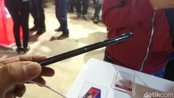 Dilengkapi dengan pemidai sidik jari dan face unlock, Huawei membanderol Nova 2 Lite dengan harga Rp 2.599.000. Rencananya, Huawei akan menjual perdana ponsel ini langsung pada tanggal 25 April di Lazada dengan berbagai macam bonus. Foto: Muhammad Alif Goenawan/detikinet