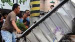 Foto: Kerusakan Mobil yang Tertabrak Kereta di Kramat Sentiong