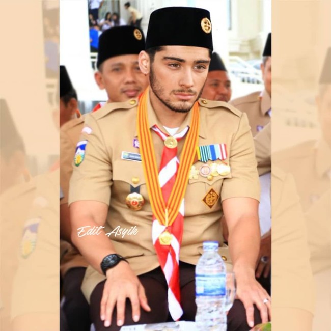 Justin Bieber nongkrong di warung bakso, Dwayne Johnson jadi tukang tambal ban? Nggak mungkin! Tapi di tangan editor-editor Photoshop kreatif, hal itu bisa saja terjadi. Editan foto yang diunggah akun Instagram @editasyik ini terlihat sangat real dan bikin kamu ngakak! Foto: Instagram/@editasyik