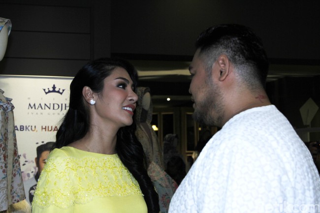 Bertemu Faye pertama kali di Instagram. Seperti cinta pada pandangan pertama, aku langsung jatuh hati pas pertama kalinya melihat Faye. Cantiknya alami, nggak dibuat-buat, puji Ivan Gunawan. Foto: Muhammad Abduh/Wolipop