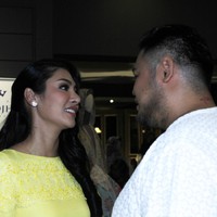 Kemesraan Ivan Gunawan dan Faye Malisorn juga terihat dari cara keduanya saling menatap dan tersenyum satu sama lain. (Foto: Muhammad Abduh/Wolipop)