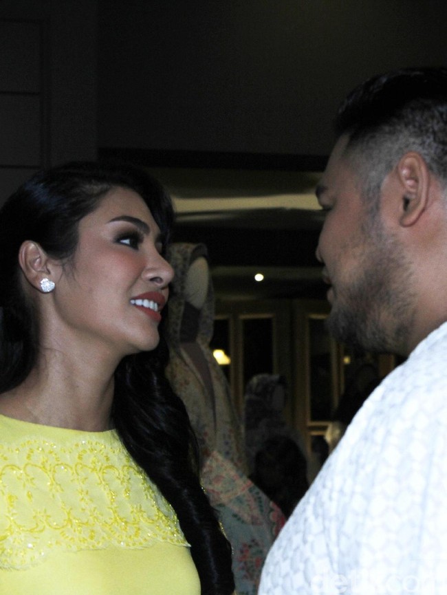 Kemesraan Ivan Gunawan dan Faye Malisorn juga terihat dari cara keduanya saling menatap dan tersenyum satu sama lain. (Foto: Muhammad Abduh/Wolipop)