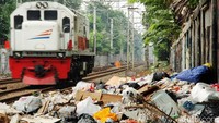 Tumpukan sampah ini berada di sekitar rel kereta api Kramat Sentiong, Rabu (25/4/2018).