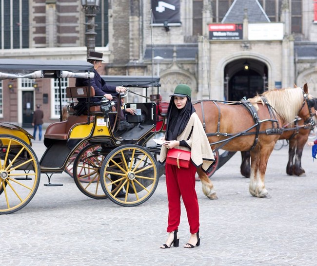 Zaskia Sungkar memutuskan untuk mendalami fashion hijab di tahun 2013. Berawal dari foto OOTD, banyak yang menanyakan busana yang ia kenakan. Ia pun memutuskan untuk mengambil short course fashion design. Foto: Istimewa