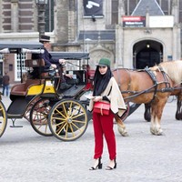 Zaskia Sungkar memutuskan untuk mendalami fashion hijab di tahun 2013. Berawal dari foto OOTD, banyak yang menanyakan busana yang ia kenakan. Ia pun memutuskan untuk mengambil short course fashion design. Foto: Istimewa