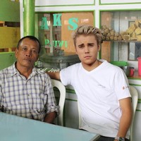 Begini kira-kira gaya Justin Bieber saat nongkrong di warung bakso. Foto: Instagram/@editasyik