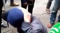 Saat demo di depan gedung DPR/ MPR pada Senin (23/4) lalu, seorang driver ojol perempuan yang membawa penumpang diberhentikan. Tak cuma itu, dia disuruh melakukan squat jump beberapa kali oleh lainnya driver perempuan.