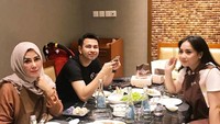 Mamah Amy, Nagita dan Raffi Ahmad terliat sedang makan siang bareng nih. Wah kira-kira lagi makan apa ya? Foto: Instagram @amy_r_qanita