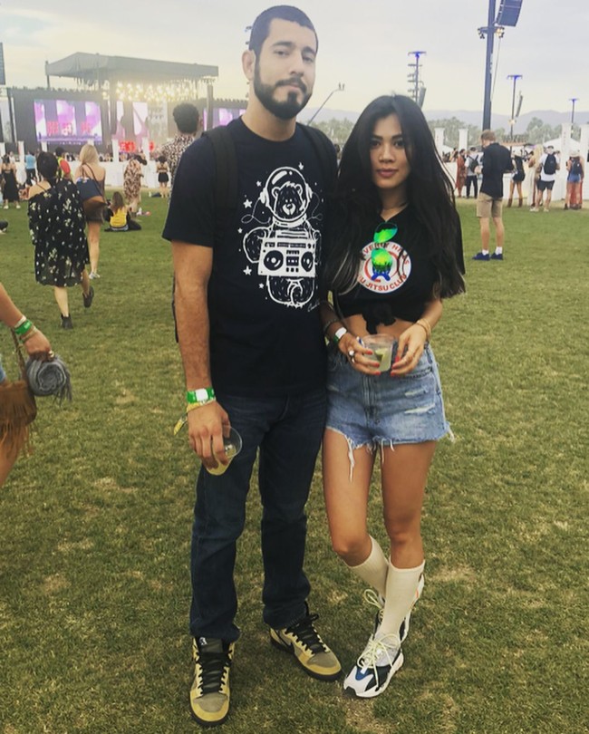 Adinda Bakrie yang sekarang tinggal di Los Angeles, Amerika Serikat untuk menempuh pendidikan master di bidang psikologi itu eksis di Coachella selama sepekan. Gayanya selalu stylish. Tidak terlihat di balik penampilannya memakai celana pendek denim dan kaus yang diikat di bagian perut serta kaus kaki selutut serta sneakers ini, dia adalah ibu dari dua orang anak. Foto: Dok. Instagram Adinda Bakrie
