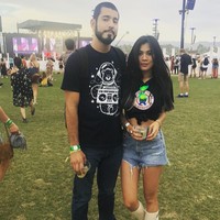 Adinda Bakrie yang sekarang tinggal di Los Angeles, Amerika Serikat untuk menempuh pendidikan master di bidang psikologi itu eksis di Coachella selama sepekan. Gayanya selalu stylish. Tidak terlihat di balik penampilannya memakai celana pendek denim dan kaus yang diikat di bagian perut serta kaus kaki selutut serta sneakers ini, dia adalah ibu dari dua orang anak. Foto: Dok. Instagram Adinda Bakrie