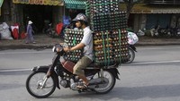 Kecepatan berkendara sepeda motor ini dipastikan bakal sangat lambat dengan muatan telur ayam yang kelebihan muatan seperti ini. Istimewa/Hans Kemp.