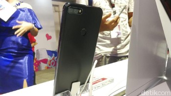 Di sektor kamera yang menjadi keunggulan Nova 2 Lite, Huawei menyematkan dual camera di belakang dengan konfigurasi 13 MP + 2 MP lengkap dengan LED flash. Foto: Muhammad Alif Goenawan/detikinet