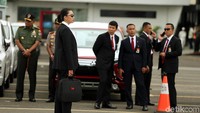 Mereka juga menenteng alat perlengkapan untuk pengawalan Presiden Jokowi.