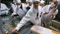 Traveler yang ingin berkunjung ke Chernobyl pun harus memakai peralatan keamanan standar. Selain itu juga harus didampingi oleh pihak berwenang (Sergei Supinsky/AFP)