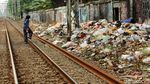 Sampah Menjulang Tinggi di Pinggir Rel Kereta Kramat Sentiong