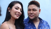 Perempuan 27 tahun itu datang jauh-jauh dari Thailand untuk menemui kekasihnya, Ivan Gunawan. Foto: Hanif Hawari/detikHOT
