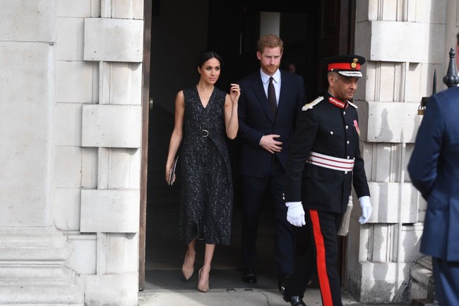 Sebelum Meghan Markle resmi dinikahi Pangeran Harry tanggal 19 Mei mendatang, ia bertanggungjawab untuk seluruh busananya sendiri. Namun setelah resmi jadi putri, Meghan akan dilarang menerima busana gratis dari desainer. Foto: Getty Images