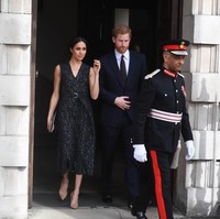 Sebelum Meghan Markle resmi dinikahi Pangeran Harry tanggal 19 Mei mendatang, ia bertanggungjawab untuk seluruh busananya sendiri. Namun setelah resmi jadi putri, Meghan akan dilarang menerima busana gratis dari desainer. Foto: Getty Images