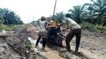 Penampakan Jalan Rusak di Banyuasin yang Jadi Bubur