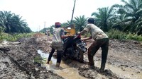 Jalan rusak sudah sejak puluhan tahun lalu. Itu jalan utama menuju Palembang, belum pernah ada perhatian pemerintah, padahal jalan itu menghubungkan 2 kecamatan, ucap seorang warga bernama Andes Dermawan ketika ditemui di lokasi.