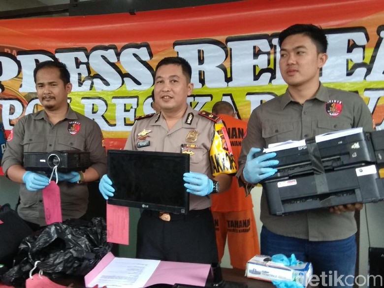 Ayah dan Anak Kompak Bobol Kantor Pemerintahan di Karawang Ayah dan Anak Kompak Bobol Kantor Pemerintahan di Karawang