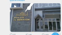 Persoalan itu berawal dari postingan Mustofa Nahrawardaya melalui akun @NetizenTofa, Minggu (22/4/2018). Mustofa mengusulkan agar ada penggantian dari nama Al-Rabithoh ke Ar-Rabitha, karena tidak ada huruf vokal O dalam bahasa Arab. Min @_TNIAU mohon kiranya agar logo mirip salib, dihilangkan.Tidak Pantas. Ini adalah Masjid di Kompleks Lanud Abdulrahman Saleh, Malang. Mumpung belum diresmikan, tks, kata Mustofa dalam cuitannya yang di-mention ke akun resmi TNI AU. (Foto: Screenshot Twitter)