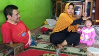 Mamat bersyukur mendapat isteri Rosmanah yang solehah, yang selalu menemaninya. Mamat mengenal Rosmanah di Pondok Pesantren atas perantara gurunya. Menikah sejak 2002, mereka belum dikarunia anak. Namun ada saudara yang menitipkan anaknya untuk diasuh/Foto: Dadang Hermansyah