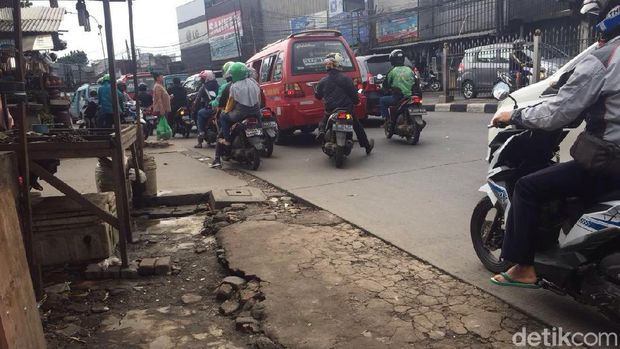 Tak ada trotoar yang mulus di Jl Raya Bogor, Kramat Jati