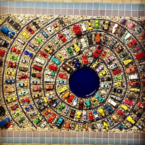 Desain di dalam toilet pun dibuat dengan sangat apik. Mosaik-mosaik di dinding toilet diberi hiasan mug, mobil-mobilan dan aneka mainan anak. Semua di tempel rapih di tembok toilet. (cherrymaryanne/Instagram) Desain di dalam toilet pun dibuat dengan sangat apik. Mosaik-mosaik di dinding toilet diberi hiasan mug, mobil-mobilan dan aneka mainan anak. Semua di tempel rapih di tembok toilet. (cherrymaryanne/Instagram)