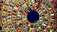 Desain di dalam toilet pun dibuat dengan sangat apik. Mosaik-mosaik di dinding toilet diberi hiasan mug, mobil-mobilan dan aneka mainan anak. Semua di tempel rapih di tembok toilet. (cherrymaryanne/Instagram)
