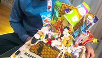 Wah enak banget! Kue ulang tahun  mantan anggota One Direction ini terlihat dipenuhi permen dan marsmallow. Jadi mau! Foto: Instagram @zaynmalikthings