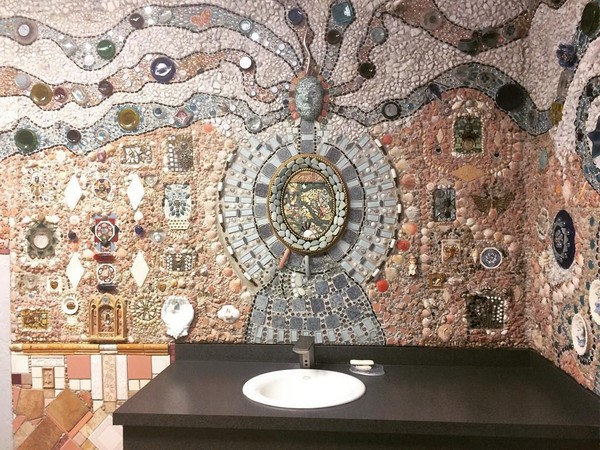 Mosaik ini tak hanya berada di luar bangunan. Begitu masuk ke dalam toilet, akan ada 2 pintu pintu toilet untuk pria dan wanita yang nggak kalah nyeni. (lauren.hafen/Instagram)