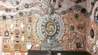 Mosaik ini tak hanya berada di luar bangunan. Begitu masuk ke dalam toilet, akan ada 2 pintu pintu toilet untuk pria dan wanita yang nggak kalah nyeni. (lauren.hafen/Instagram)