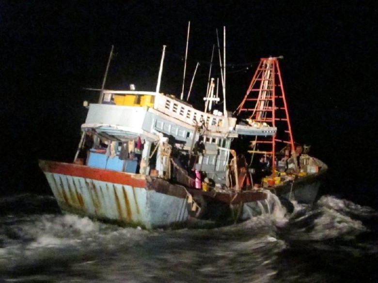 Bakamla Tangkap 2 Kapal Pencuri Ikan Berbendera Vietnam di Natuna Bakamla Tangkap 2 Kapal Pencuri Ikan Berbendera Vietnam di Natuna