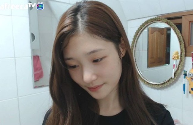 Chaeyeon dari girl band DIA terlihat manis tanpa pulasan makeup di wajahnya. Foto: Istimewa