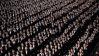 Upacara tahunan ini diikuti oleh lebih dari 1.600 orang pegawai baru yang tahun ini diterima maskapai Japan Airlines. Mereka diterima di 33 perusahaan dalam group Japan Airlines (Issei Kato/Reuters)